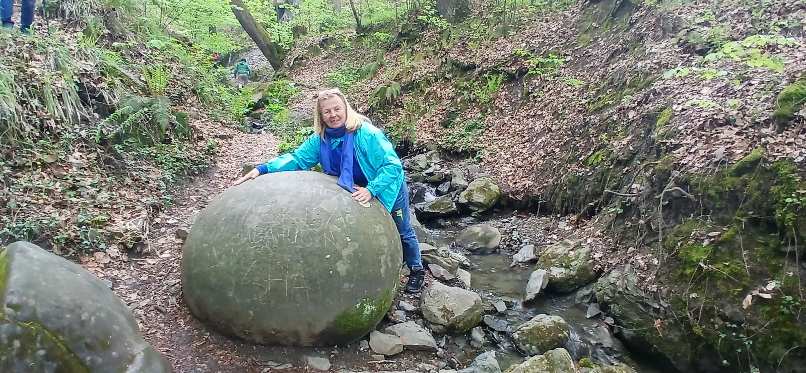 Steinkugel im Wald