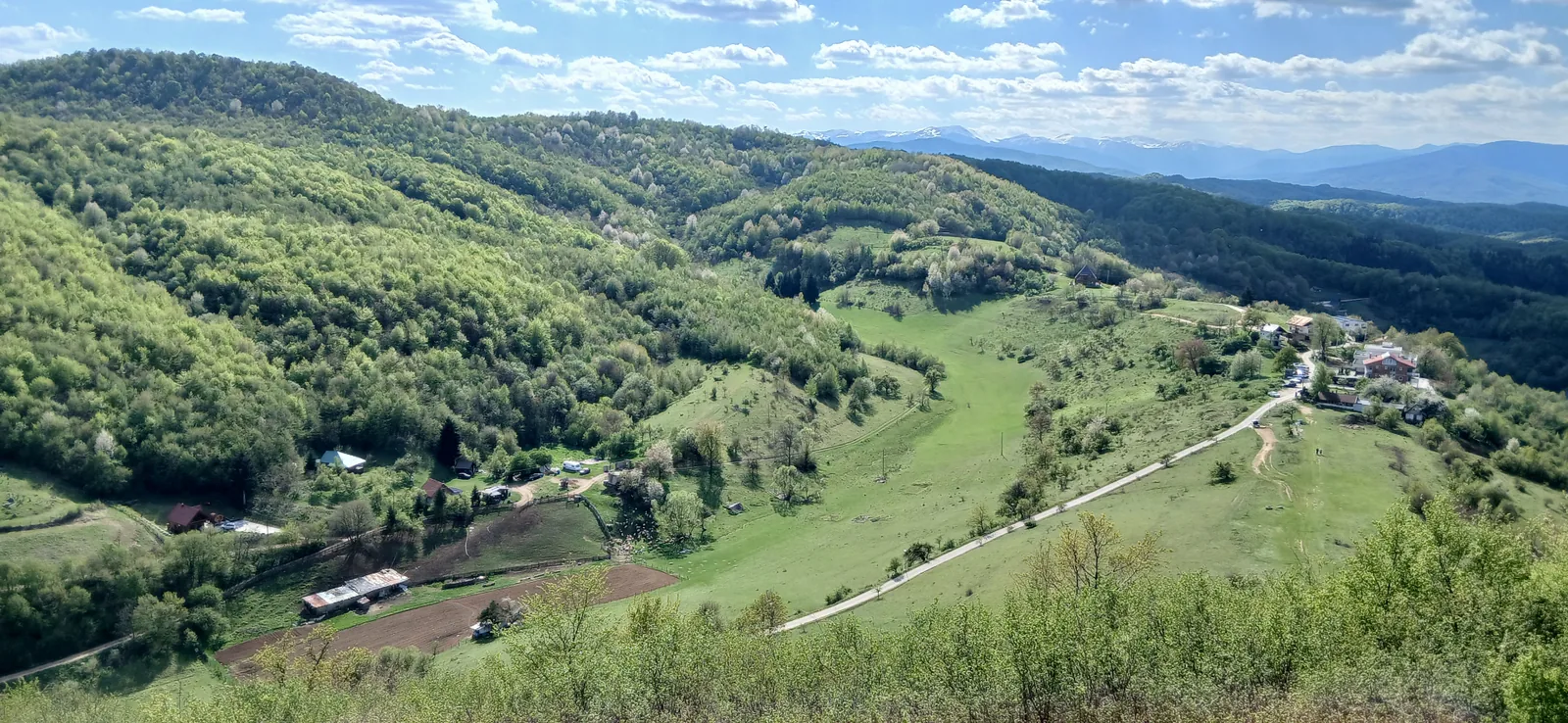 Weite Landschaft mit grünen Hügeln