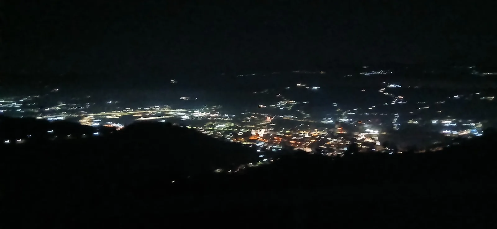 Nachtpanorama über Sarajevo