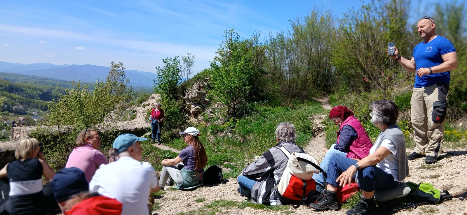 Gruppe beim Wandern in den bosnischen Bergen